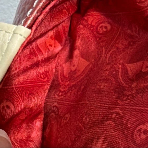 Loungefly Snow White Evil Queen White Heart Box With Dagger Wallet - Picture 9 of 14